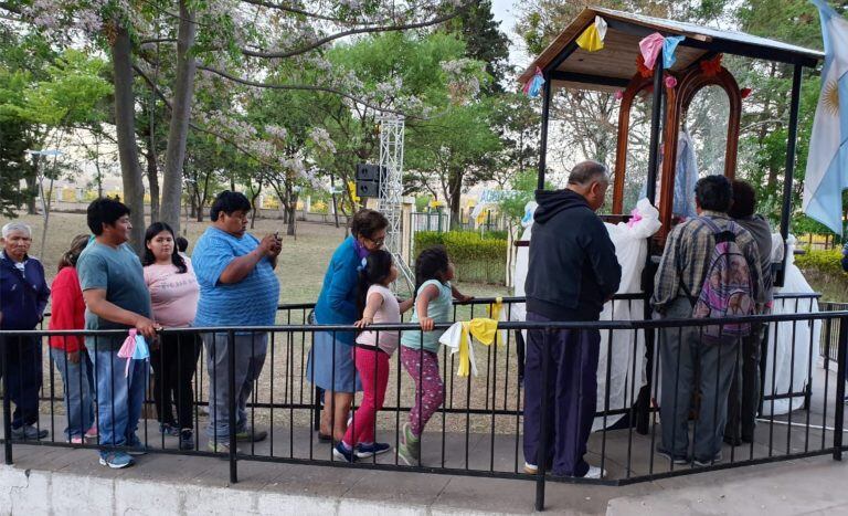 A lo largo de toda la jornada fue incesante el paso de los fieles ante la imagen sagrada de la Santa Patrona de Jujuy.