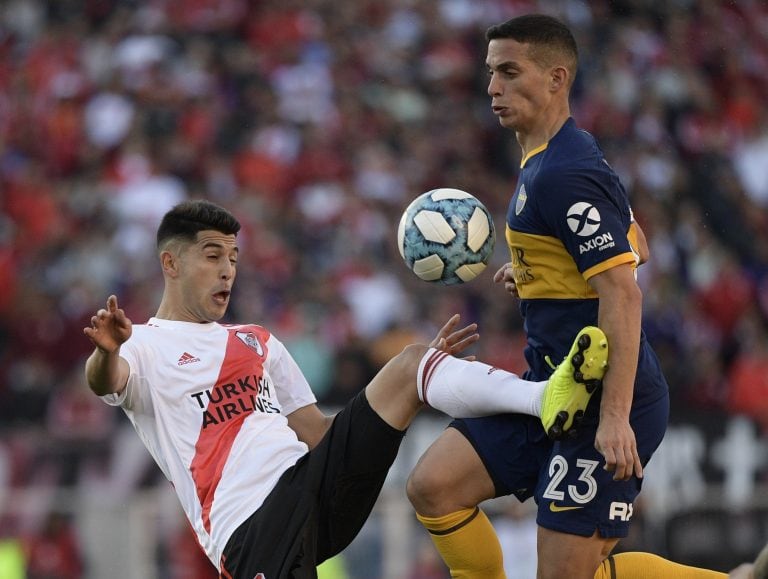 Palacios, en acción en el superclásico. (AFP).