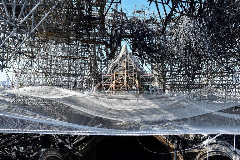 Los desperfectos ocasionados por el fuego en el interior de la catedral de Notre Dame (EFE)