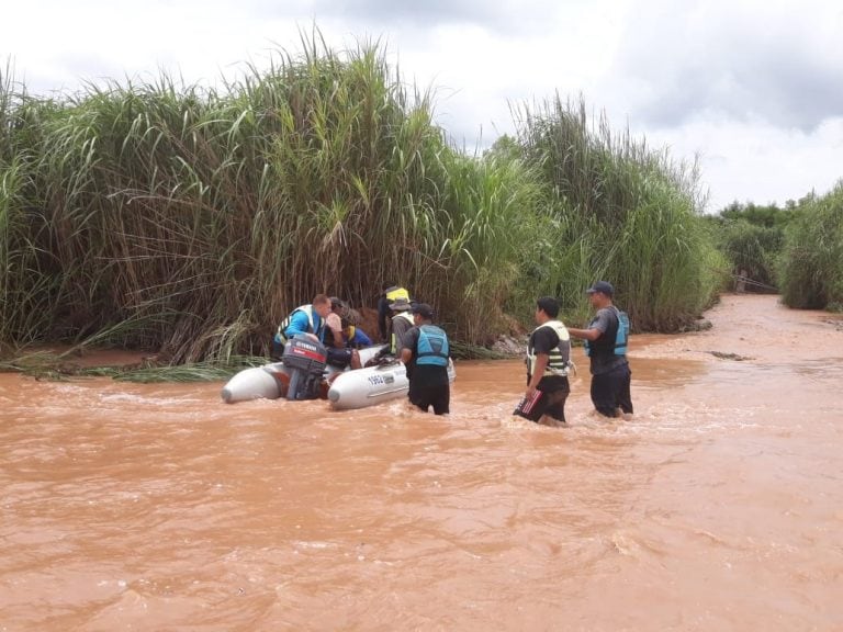 Personas varadas por la crecida del río Santa María