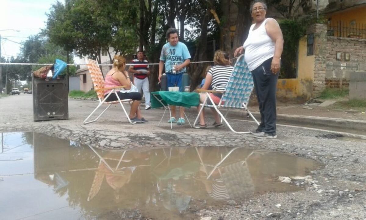 Cansados de los baches, inauguraron una laguna