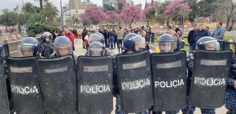 Protesta de taxistas y remiseros en la Plaza España.