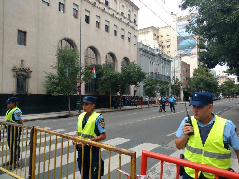 La protesta de Luz y Fuerza de este lunes con ataques a huevazos a Cadena 3 y rotura de vallas en la Lotería.