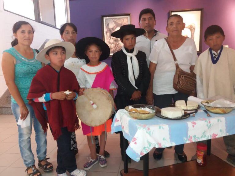 El comisionado municipal de Puesto del Marqués, Carlos Colqui, junto a productoras y copleritos que participaron en el 38° Festival Folklórico del Queso y la Doma de Novillos.