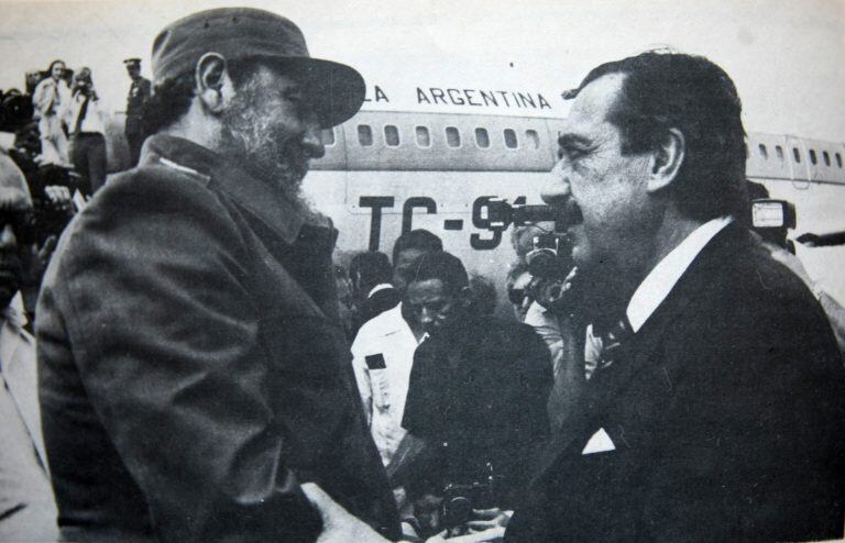 Fotografía de septiembre de 1986 de Raúl Alfonsín saludando a su homólogo de Cuba, Fidel Castro. Crédito: EFE/Biblioteca UCR.