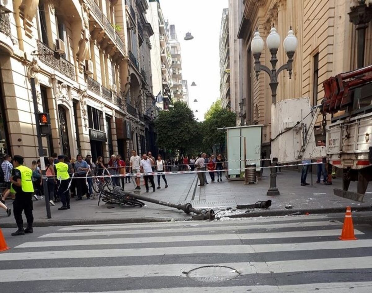 Removieron la columna que quedaba en pie tras el accidente en Córdoba y Corrientes