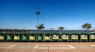 Contenedores de basura diferenciados para desechos sólidos y húmedos en Posadas. (Mun. de Pdas.)