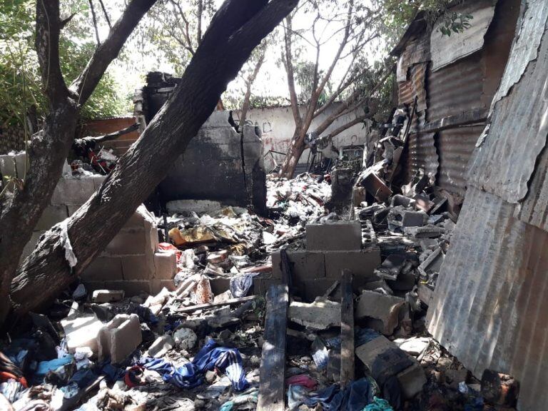 Los bomberos consiguieron sofocar el fuego pero vivienda quedó destrozada. (@minsegstafe)