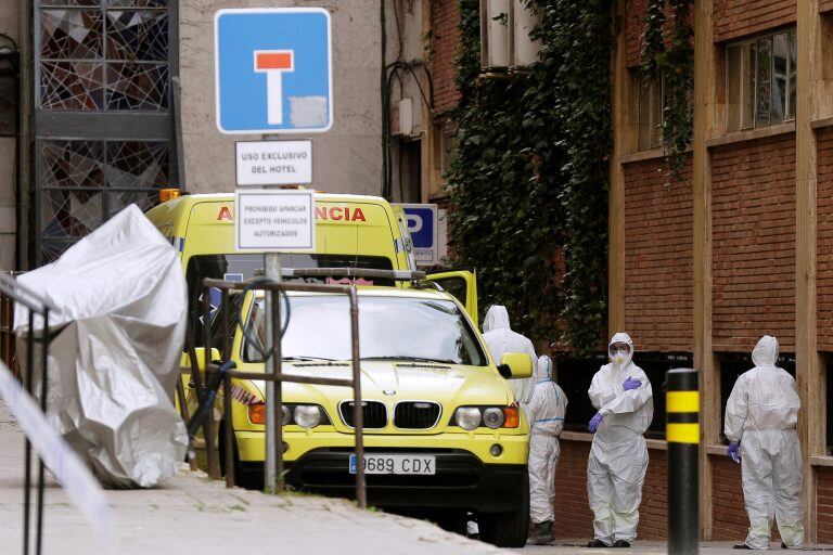 Médicos llegando al Gran Hotel Colón. (Foto: Manu Fernández/AP)