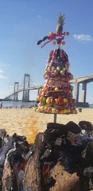 Un correntino armó un árbol de Navidad con pedazos de asado. (Fuente: Facebook)