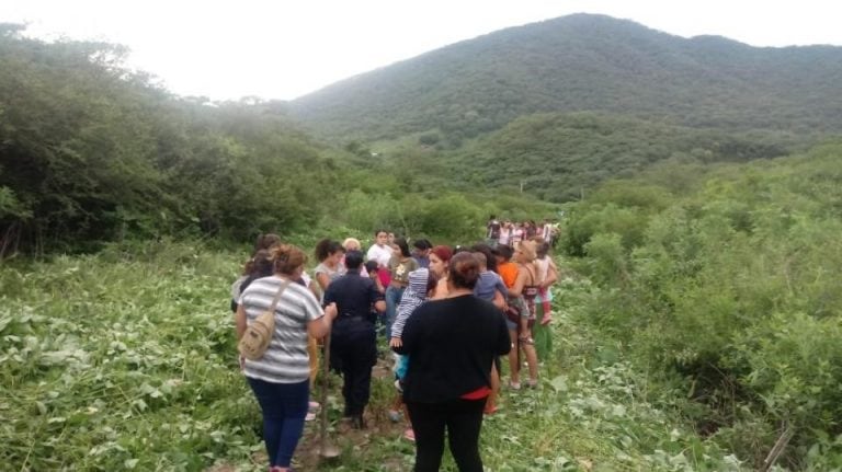 Familiares y vecinos en el descampado donde ocurrió el hecho (Salta/12)