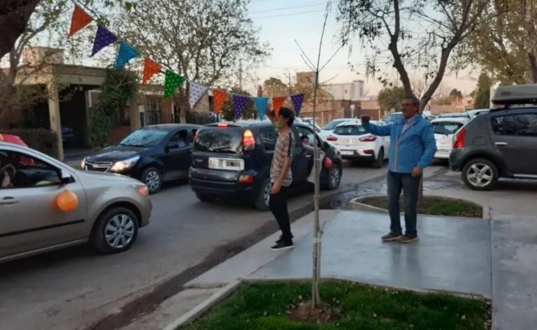 Más de una docena de autos pasó por la casa de Elías. Su familia le dedicó carteles, que le pegó a los vehículos.