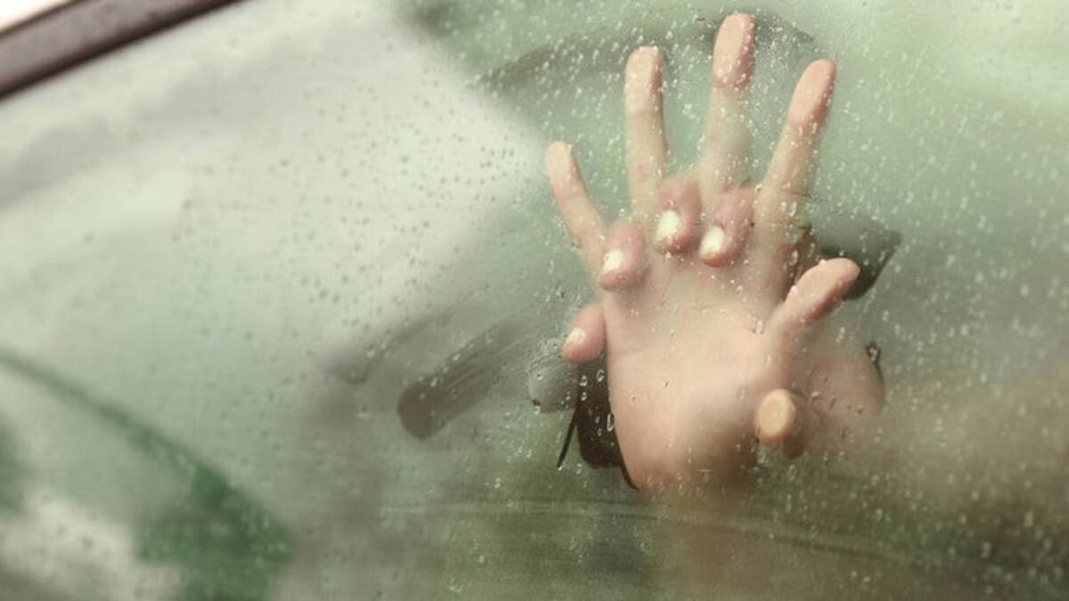 Tenían relaciones en un auto y los detuvieron por violar la cuarentena