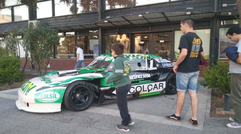 Un vehículo del TC estacionado en la vereda de la sede de Turismo (Vía Santa Rosa)