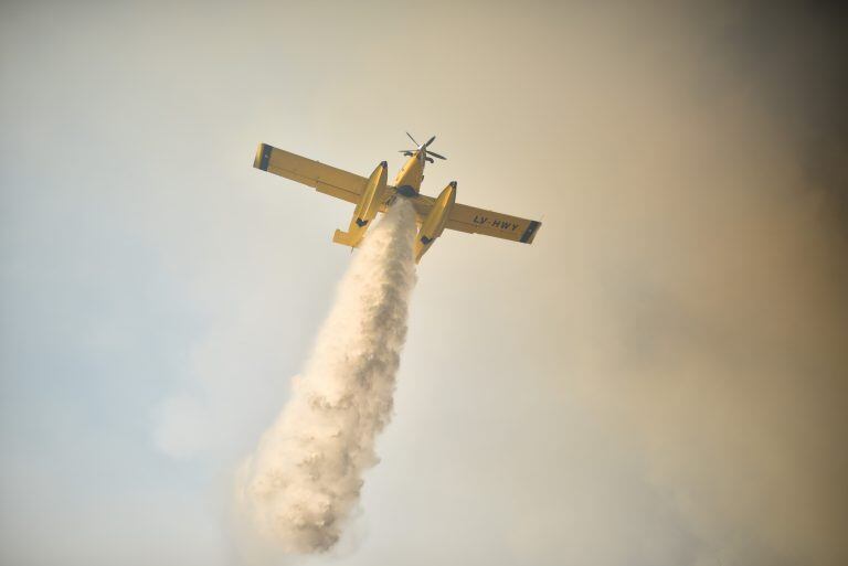 Bomberos combaten los incendios en la zona de Bosque Alegre para evitar que las llamas alcancen al Observatorio Astronómico. (La Voz)