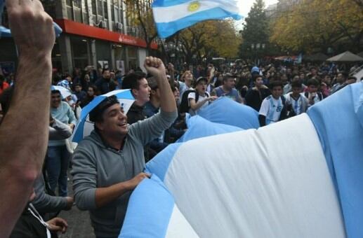 El festejo alocado de los mendocinos en pleno Centro.