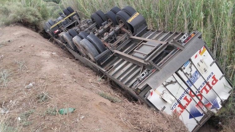 Camionero dado vuelta en San Juan