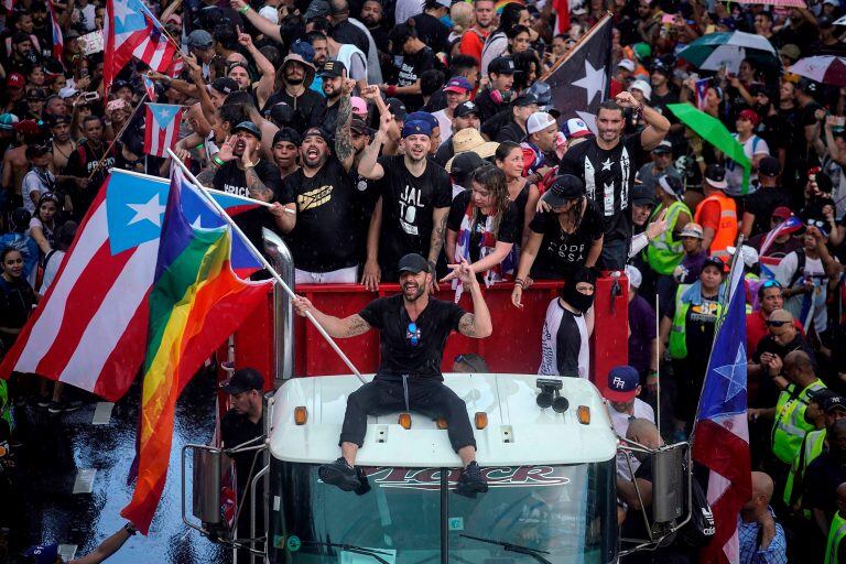 22/07/2019. Ricky Martin junto a "Residente", seguidos por una multitud. (Eric Rojas/AFP)