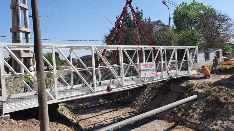 Avanza la obra del puente peatonal de villa Luján (Municipalidad de Salta)