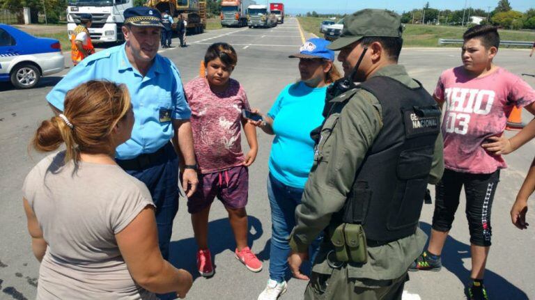 Protesta en ruta 19 por el asesinatode una mujer en barrio barrio Ciudad Mi Esperanza.