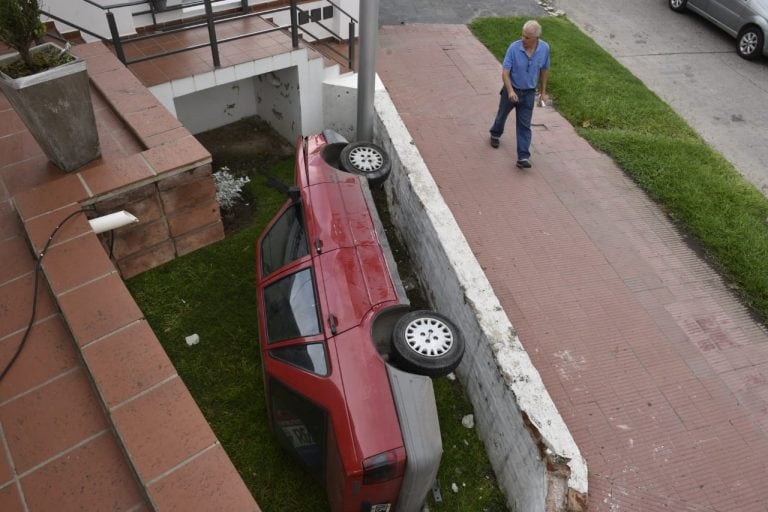 El insólito vuelco se produjo en el barrio Tablada Park, en la ciudad de Córdoba.