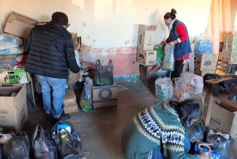 Jóvenes abrapampeños llevan adelante una campaña solidaria para crear un "banco de alimentos" y así asistir a familias vulnerables en cuarentena.