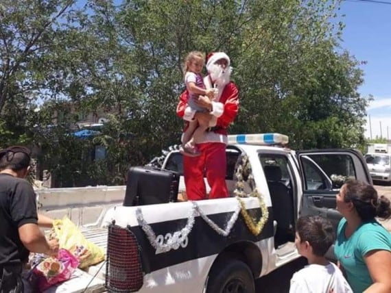 Uno de los efectivos policiales decidió disfrazarse de Papá Noel.