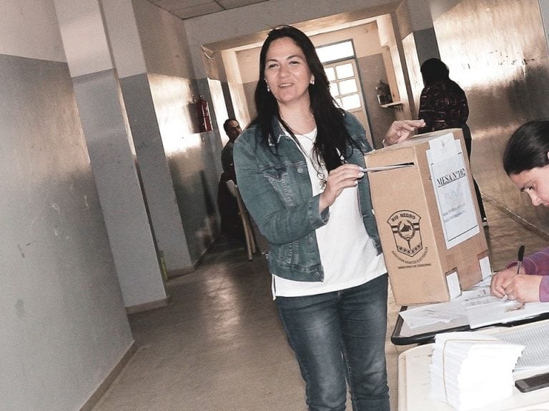 Evelyn Rousiot en la votación del último fin de semana (web).