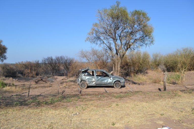 Se desconocen las causas que ocasionaron el vuelco del vehículo marca Renault