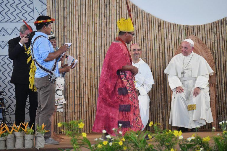 EPA6666. PUERTO MALDONADO (PERÚ), 19/01/2018.- El papa Francisco (d), preside una reunión con representantes de los indígenas en el Coliseo de Madre de Dios, en Puerto Maldonado (Perú) hoy, 19 de enero de 2018. EFE/ Luca Zennaro