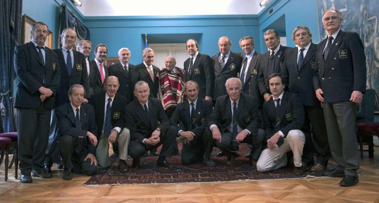 Los sobrevivientes, con su salvador Sergio Catalán y el presidente Sebastián Piñera, en 2012. (Foto: Martín Bernetti/AFP).