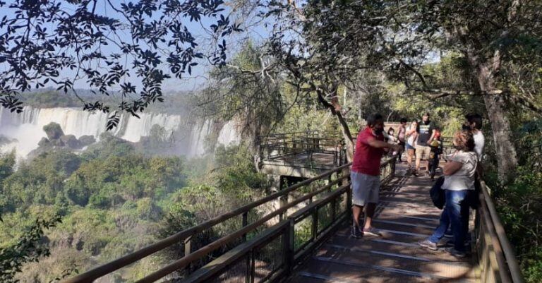 Los vecinos de Iguazú aprovecharon para salir a caminar.