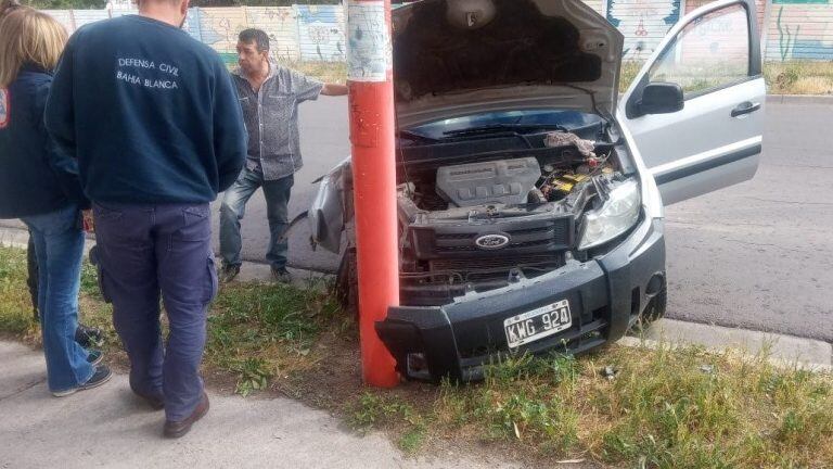 Un hombre chocó contra un poste de luz