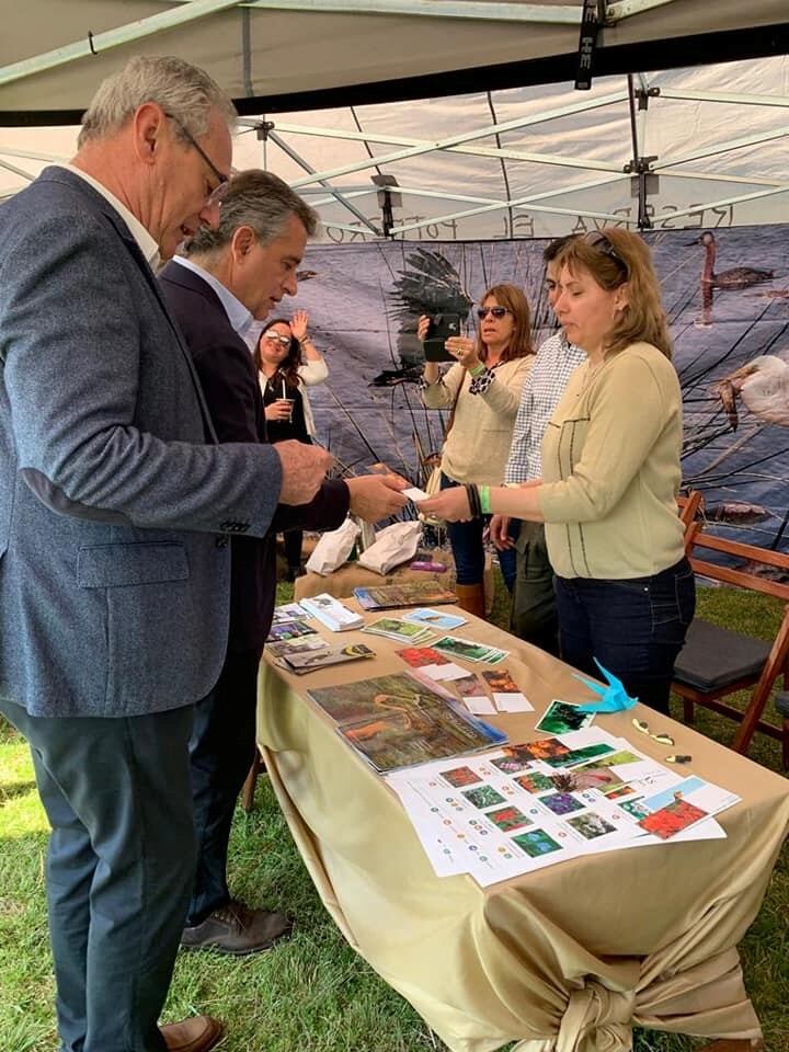 Luis Etchevehere - Atilio Benedetti saludan a los expositores en Gualeguaychú
Crédito: Prensa Agricultura