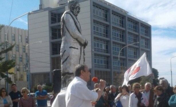 Homenaje a Alfonsín en Comodoro Rivadavia.