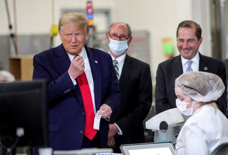 El presidente Donald Trump simulando hacerse una prueba con un hisopo, durante su visita el viernes a la fábrica de Puritan Medical Products (REUTERS/Tom Brenner)