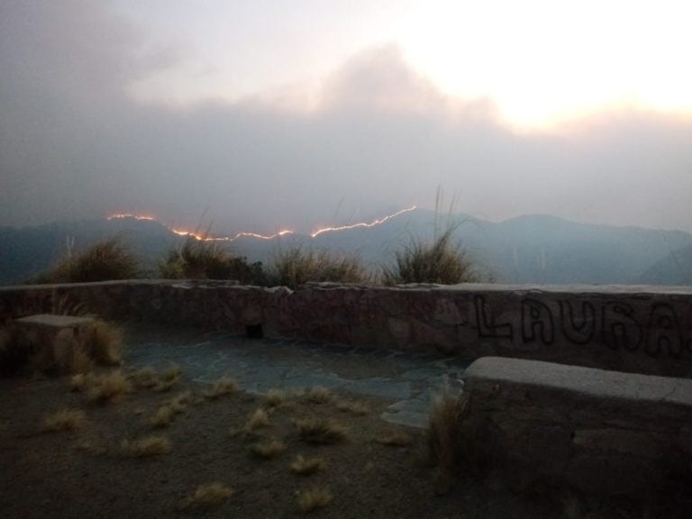 Fuego en las sierras puntanas.