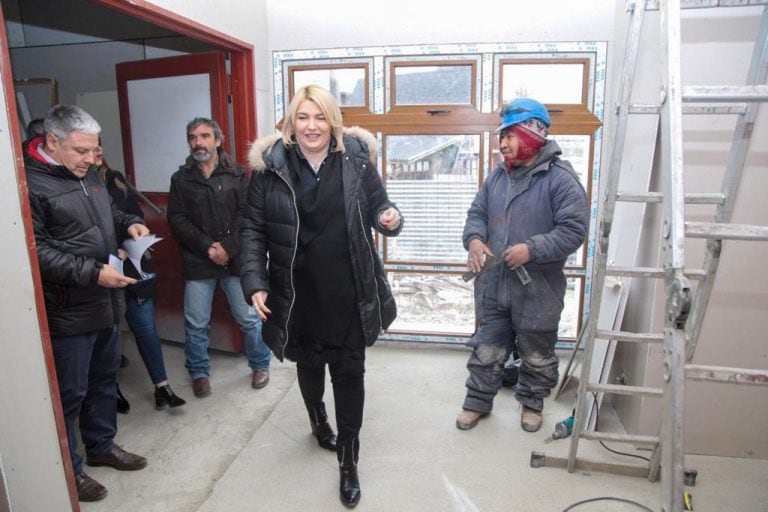 Bertone recorre la obra de la Escuela Especial N°4 de Tolhuin