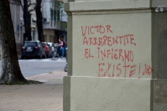 Desconocidos realizaron pintadas en el frente del Arzobispado de La Plata (web),