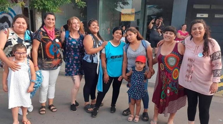 Roxana Rechimont (segunda de la izquierda), secretaria general del gremio, celebra el pase a planta junto a algunas compañeras (Facebook)