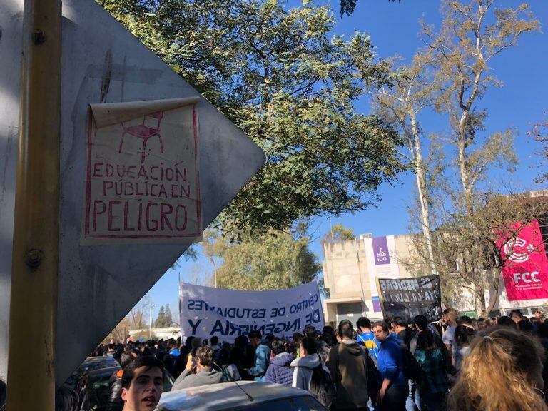 Marcha de la Universidad Nacional de Córdoba en defensa de la universidad pública.