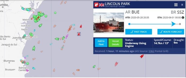 EL buque petrolero zarpó desde Buenos Aires y va navegando rumbo a Santos, Brasil.