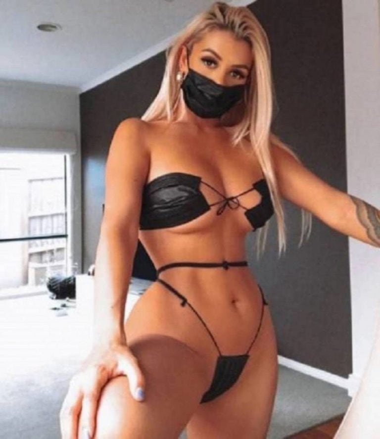 La modelo alemana Katja subió una selfie de sí misma en un bikini hecho con tapabocas negros (web)