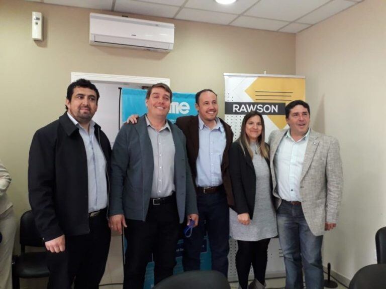 Miguel Larrauri (Cámara de Comercio), Damián Biss (Arriba Rawson),, Pablo Muñoz (Chubut al Frente), Gisel Genoff (Unidad Capital) y Marcelo Juy (Rawson Primero entre Todos).