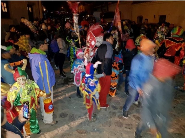 Grandes y chicos comparten la alegría del paso de la comparsa.