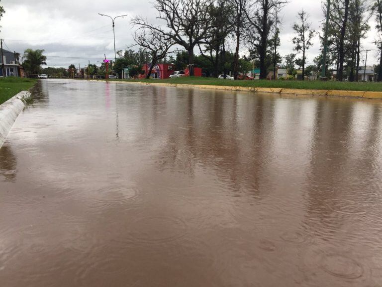 El agua pasó de las calles al interior de las viviendas. (@periodico9dej)