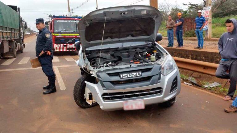 La camioneta contra la que impactó la ciudadana argentina. El conductor salió ileso.