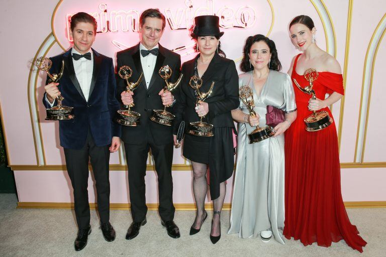 Michael Zegen, Daniel Palladino, Amy Sherman-Palladino, Alex Borstein y Rachel Brosnahan posan con sus premios (Foto: Rich Fury/Getty Images/AFP)