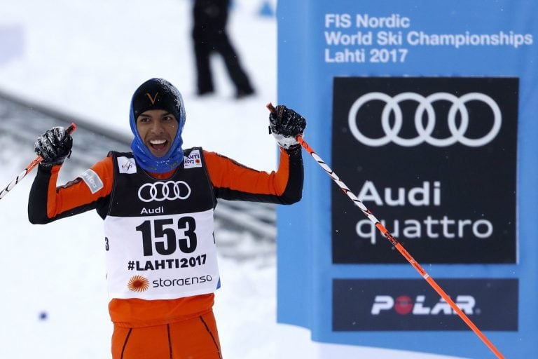 PK301 LAHTI (FINLANDIA), 23/02/2017.- El esquiador venezolano Adrián Solano finaliza la prueba clasificatoria de salto de esquí en el marco de los Campeonatos del Mundo de esquí nórdico celebrado en Lahti, Finlandia, hoy 23 de febrero de 2017. EFE/Peter K