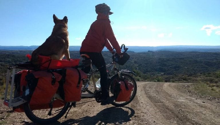 Sebastián y su perro NGurú unieron La Quiaca con Ushuaia. (Facebook Rodar Tierra)